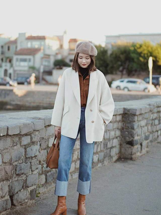 毛衣 秋季，小个子怎么穿才好看？驼色外套搭配白色半身裙，高级又洋气