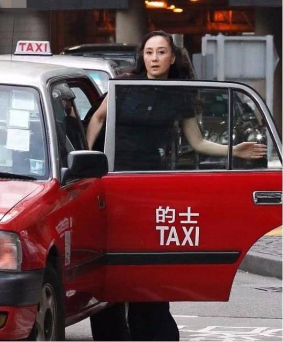 黑色 李连杰妻子奔六年纪风韵不减，一身黑也难掩曲线美，天生美挡不住