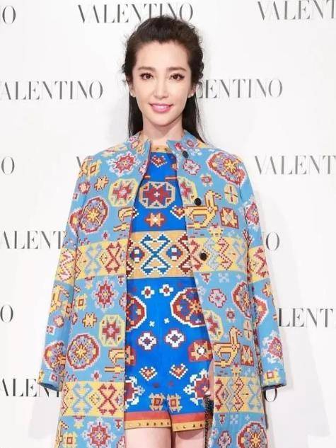 设计 李冰冰仗着大牌真敢穿，穿如此花哨的套装，一不小心就老了好几岁
