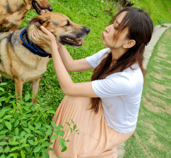 显得 胡静原装五官就是美!穿白T恤配橘色长裙,未施粉黛依旧女神范