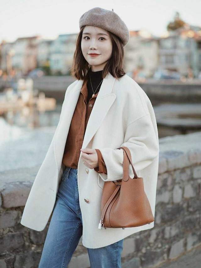 毛衣 秋季，小个子怎么穿才好看？驼色外套搭配白色半身裙，高级又洋气