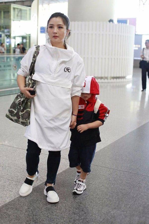 身材 何洁瘦身后太会穿了，拼色牛仔外套配健身裤，穿出1米65的气场