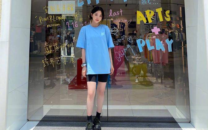 一身 欧阳娜娜风格大变样！染黑指甲穿长裙认不出，罕见浓妆变美艳女郎