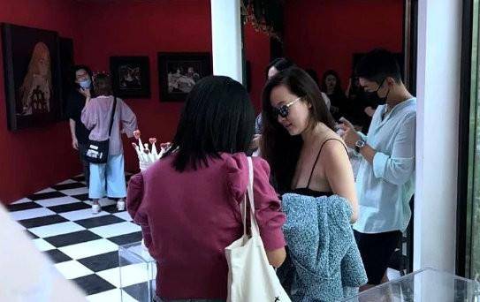 老公 霍思燕同老公街头唱歌，穿紧身裤大肚腩包不住，满脸肉感有旺夫相
