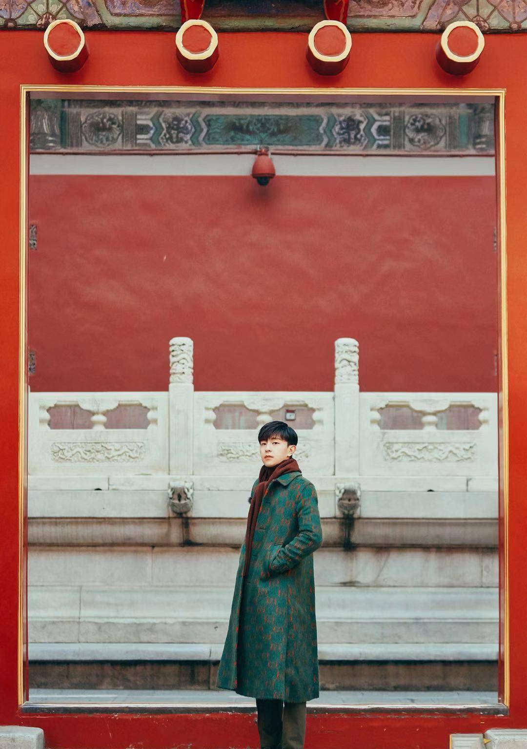 邓伦 邓伦大衣穿出新花样！红配绿不仅不难看，穿上之后帅气十足