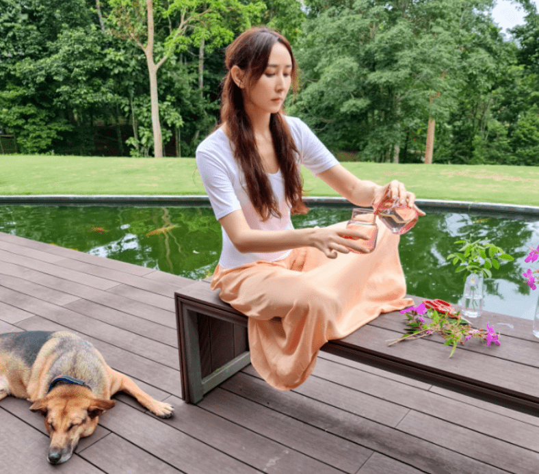 显得 胡静原装五官就是美!穿白T恤配橘色长裙,未施粉黛依旧女神范