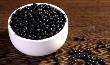 黄豆|有糖尿病的人，这5种食物要忌口，喝1茶，吃两豆，血糖慢慢降下来