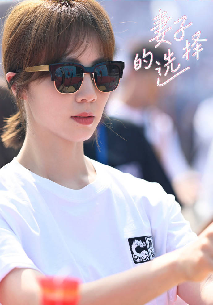 马吟吟|黄磊老婆孙莉时隔12年复出拍戏，开机现场墨镜遮面，女强人范十足