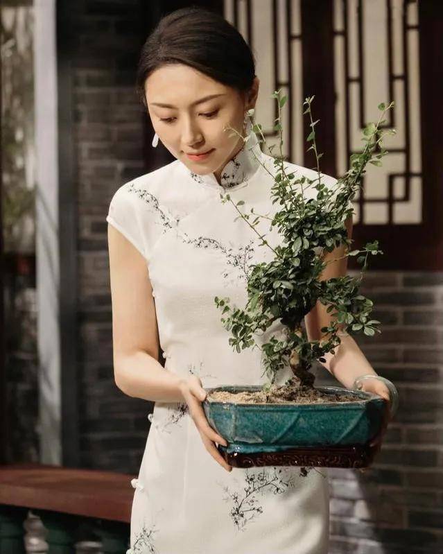 身姿 不愧是杨幂看中的人，黄梦莹旗袍造型身姿曼妙，尽显温婉气质！