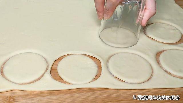 做法|早餐不要吃油条了，教你神奇做法，个个空心鼓大泡，15秒做一个