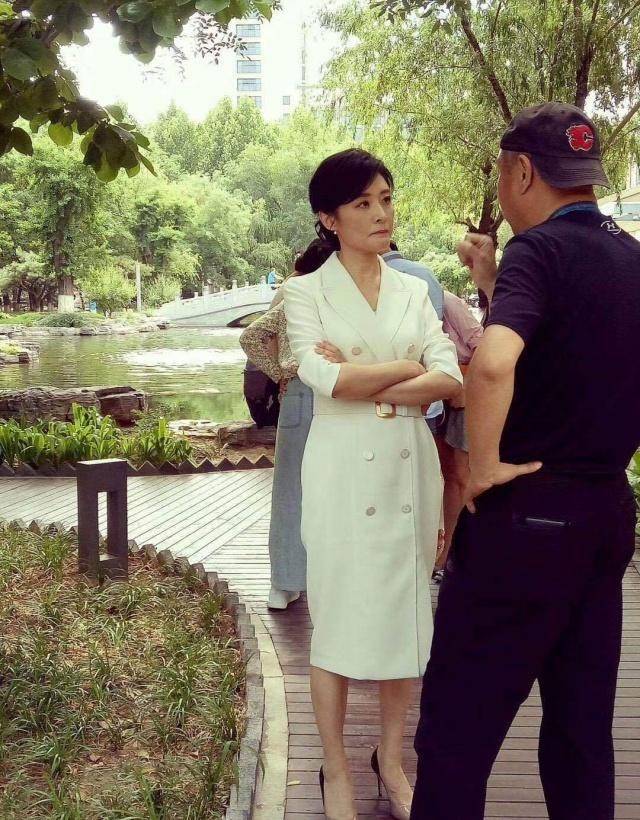 一身 周涛在台下候场被拍，不修图不打光也普通，毕竟52岁也有老态了！