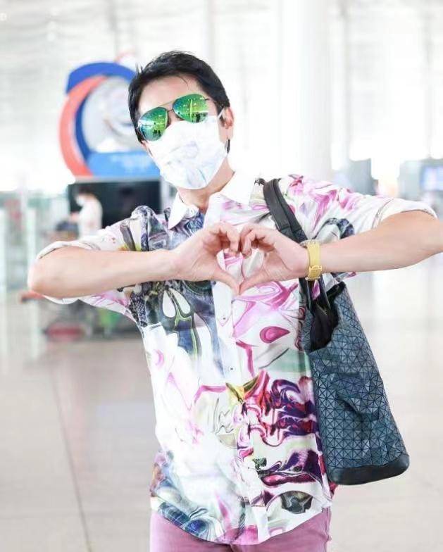 蔡国庆 蔡国庆瘦没了“大叔味”,穿得花哨却没油腻感,看上去还像小鲜肉