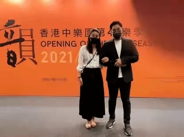 郭晶晶 郭晶晶真是豪门阔太典范！穿粉衬衫跟公公合影竟站C位，美成焦点