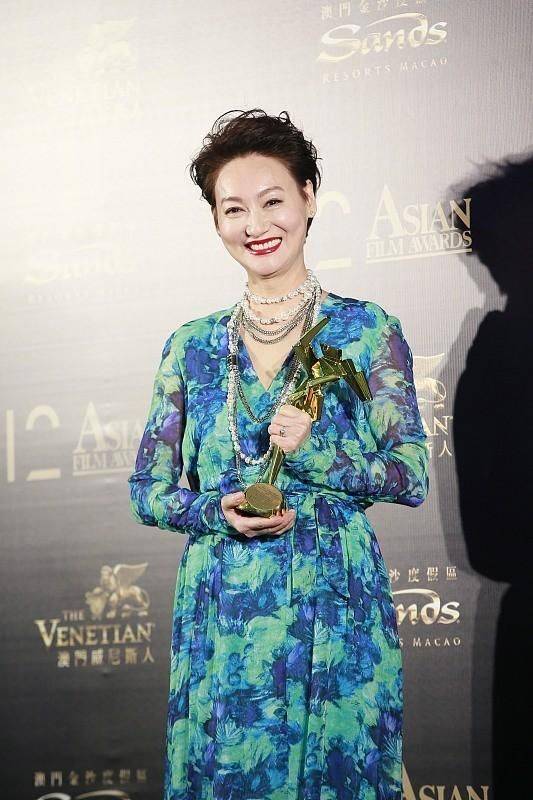西装 惠英红越老越“大胆”，真空穿红色皮衣又飒又美，61岁身材绝了