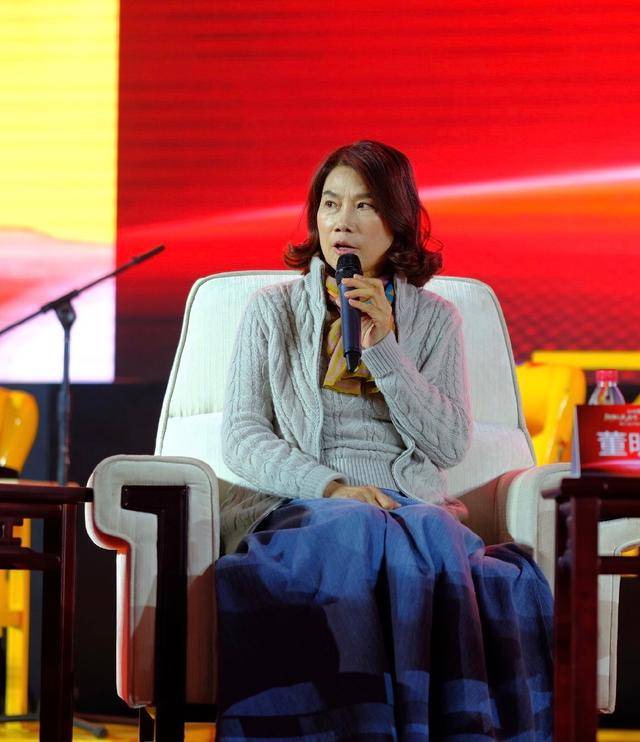 丝巾 董明珠越老越时髦,穿开衫配渔夫帽气质变温柔,走路依然是霸总范