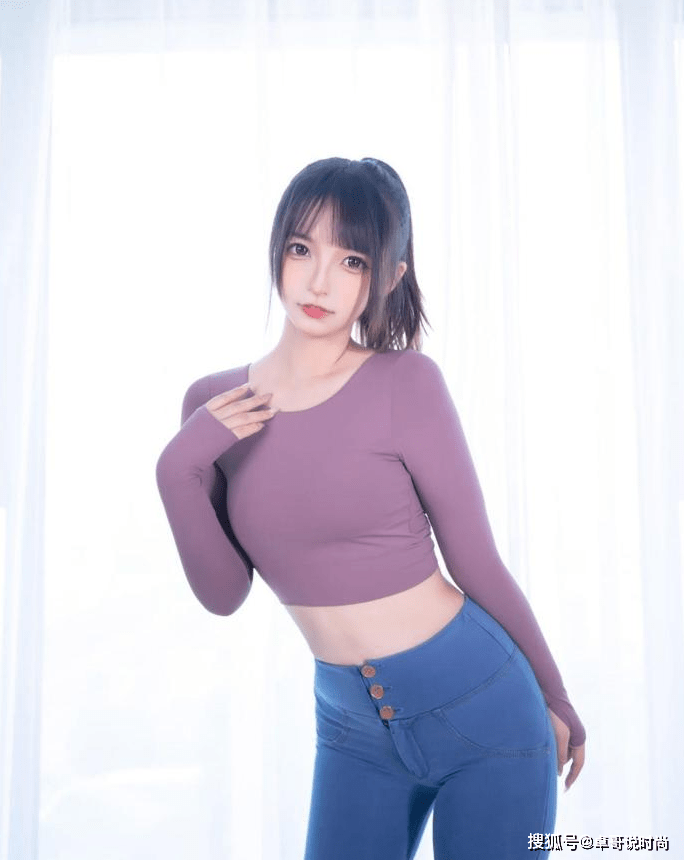 设计 小姐姐一套紫色穿搭惹人爱，可爱又动人，网友：真是深藏不露