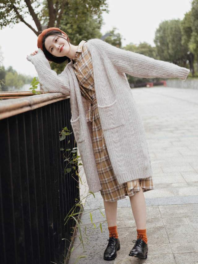 的作用 今秋怎么穿才漂亮?“格子裙+针织衫”简约洋气,美出了新高度
