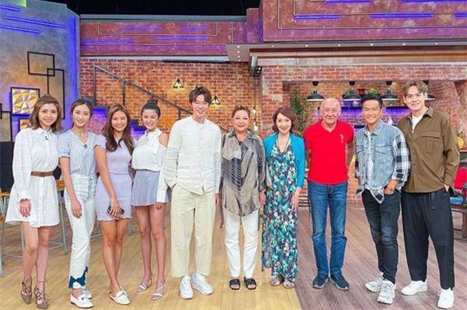 信用卡|一众港星展示钱包引热议，肥妈带8千现金，江嘉敏有40张信用卡