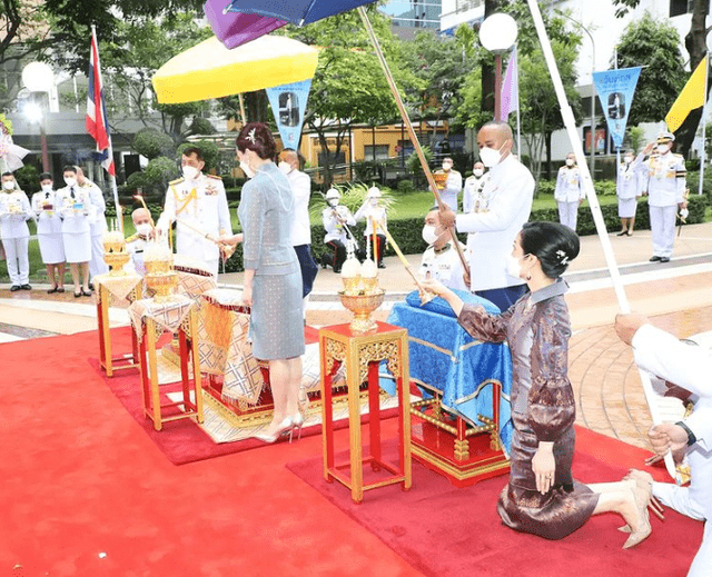 耳坠 诗妮娜又穿高贵紫，印花裙配黑珍珠耳坠彰显贵气，却无资格坐御车