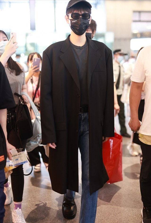 颜色 陈凯歌小儿子陈飞宇，私下穿着虽简单随性，但不缺时髦吸引力