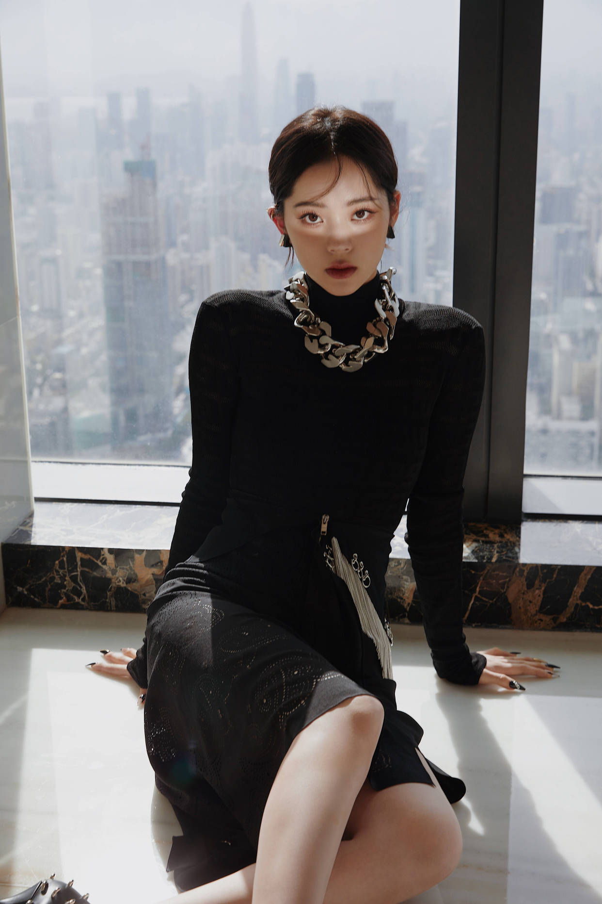 黑色 被欧阳娜娜惊艳到了，镂空高衩裙复古优雅，美少女进阶妩媚轻熟范