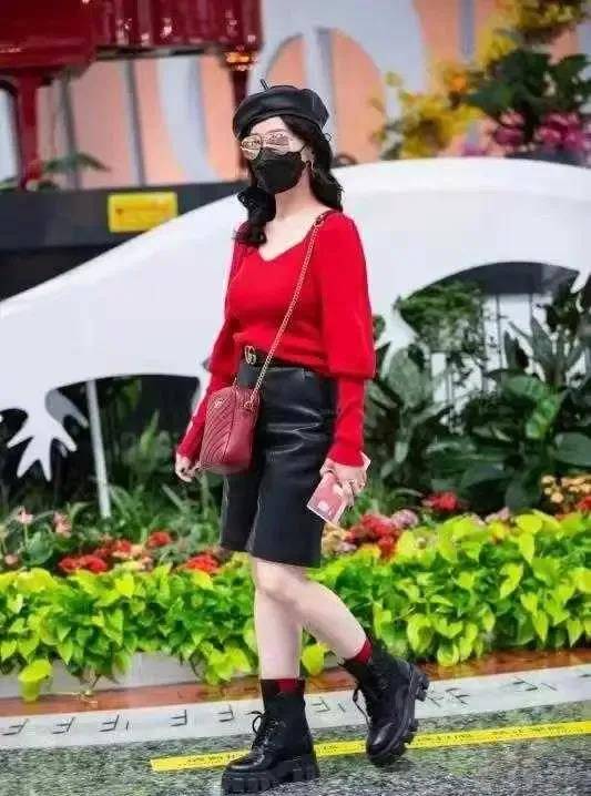 黑色 66岁赵雅芝穿得跟个小姑娘似的，红色毛衣配皮裤，就是鞋子也很潮