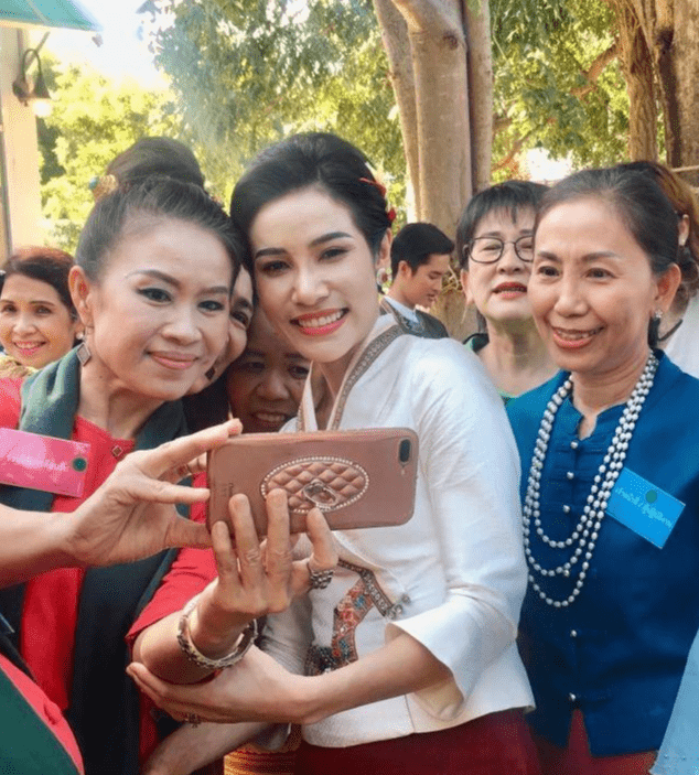 耳坠 诗妮娜又穿高贵紫，印花裙配黑珍珠耳坠彰显贵气，却无资格坐御车