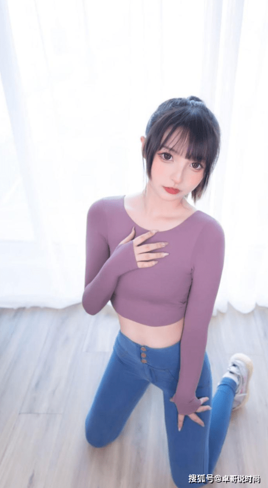 设计 小姐姐一套紫色穿搭惹人爱，可爱又动人，网友：真是深藏不露