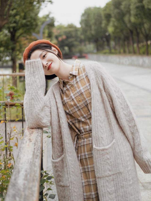 的作用 今秋怎么穿才漂亮?“格子裙+针织衫”简约洋气,美出了新高度