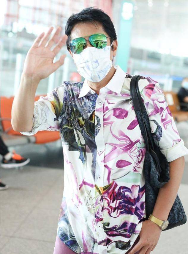 蔡国庆 蔡国庆瘦没了“大叔味”,穿得花哨却没油腻感,看上去还像小鲜肉