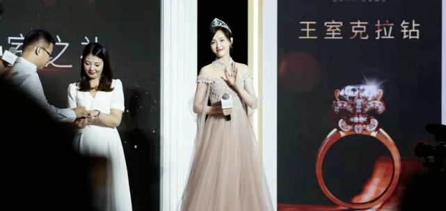 仙女 唐嫣真的是公主吧！穿碎钻仙女裙戴王冠贵气挡不住，幸福写在脸上