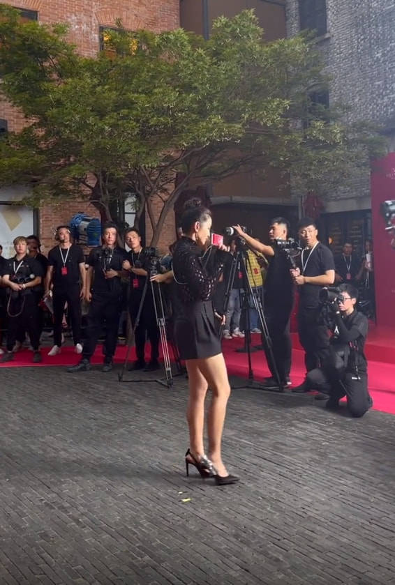 黑色这才是真实的李冰冰，脸紧绷但不自然，跟普通人比穿的年轻漂亮！