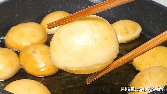 做法|早餐不要吃油条了，教你神奇做法，个个空心鼓大泡，15秒做一个