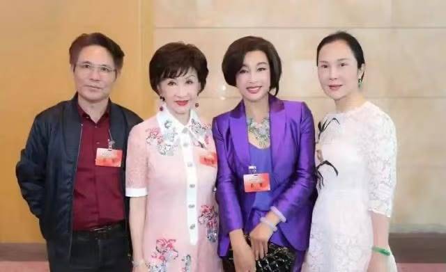 西装 刘晓庆越老越“招摇”，一身亮紫色西装华丽高级，气场确实挺强大