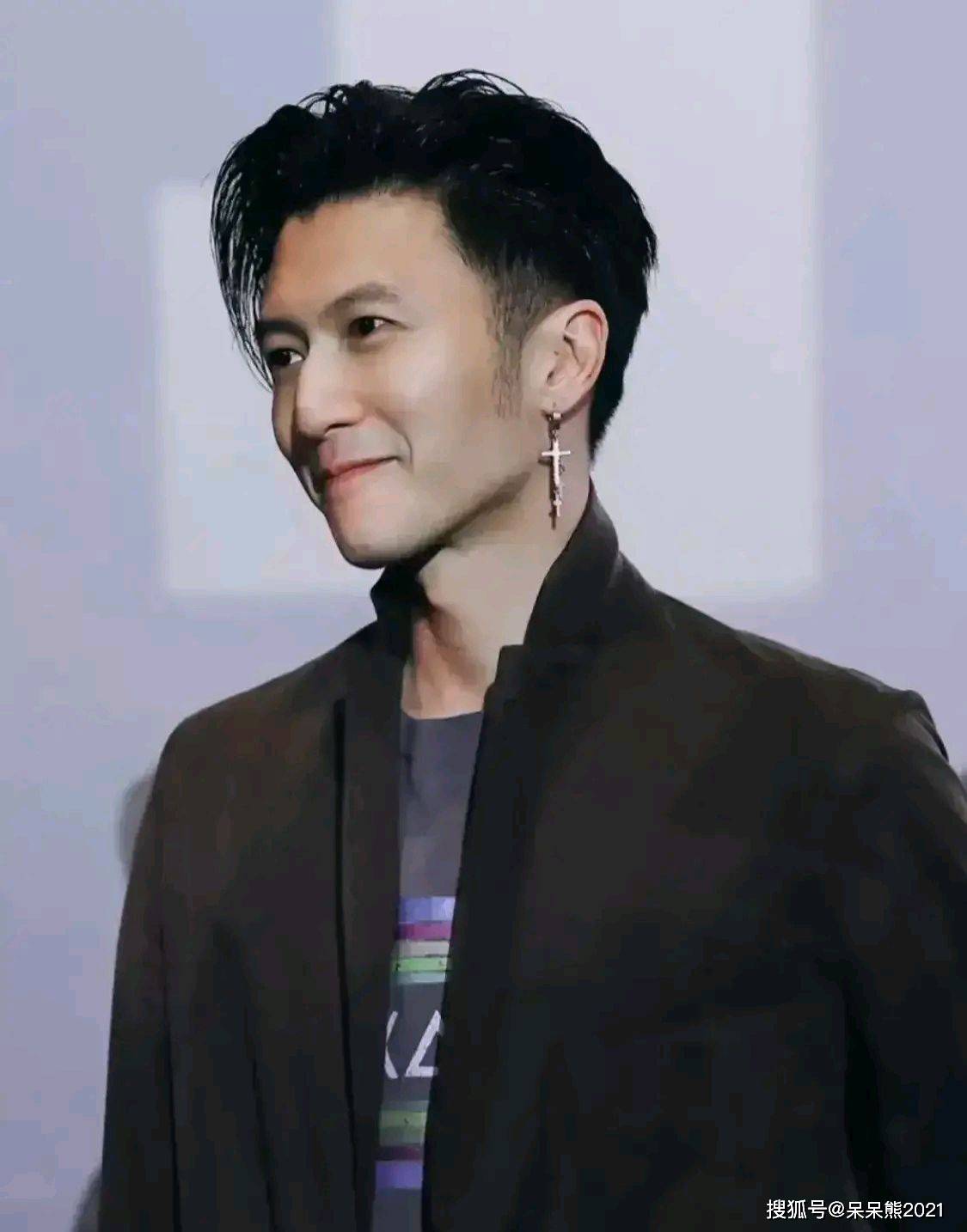 谢霆锋正面回应探店争议没收店家钱免费探店但不好吃会给差评