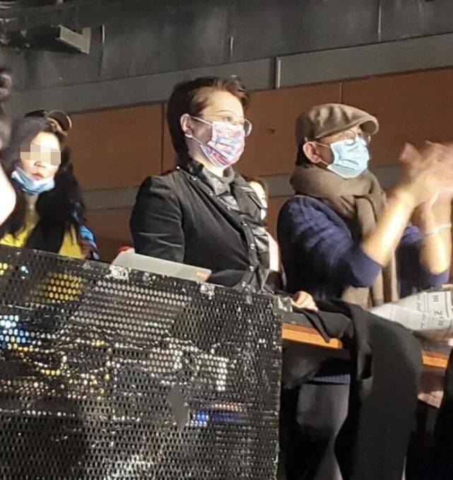 状态袁立罕见现身，没瘦身没修图，身材圆润出镜也大大方方没遮掩！