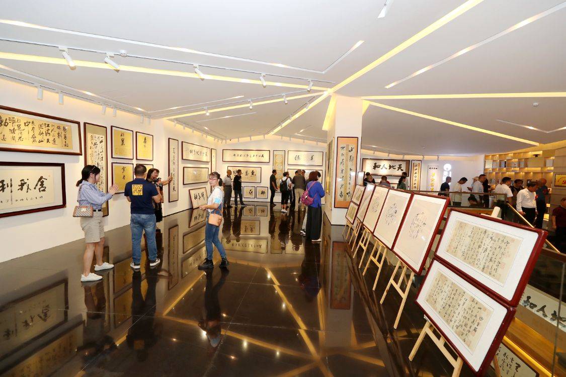 封面|情寄古城襄阳·墨韵汉江封面——梁发国2021书法作品展开幕