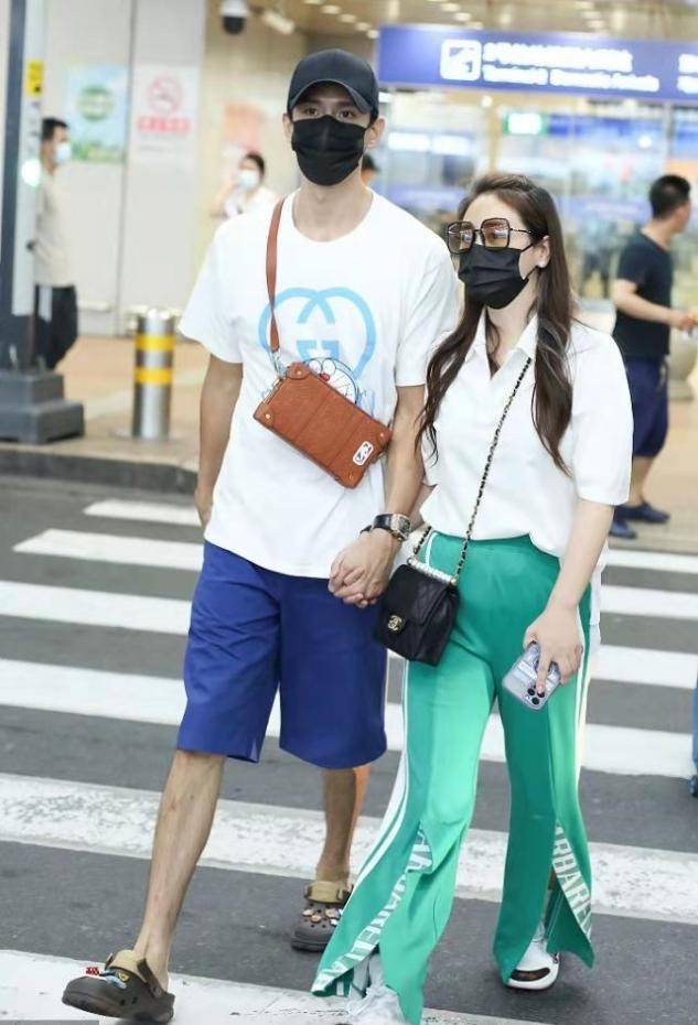 身材 经超和大6岁妻子走机场,老婆半扎丸子头粉嫩不像40岁,太宠了