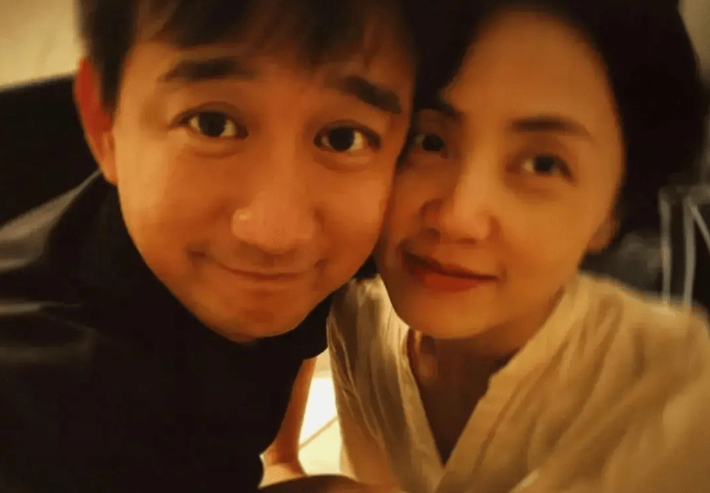 马吟吟|黄磊老婆孙莉时隔12年复出拍戏，开机现场墨镜遮面，女强人范十足