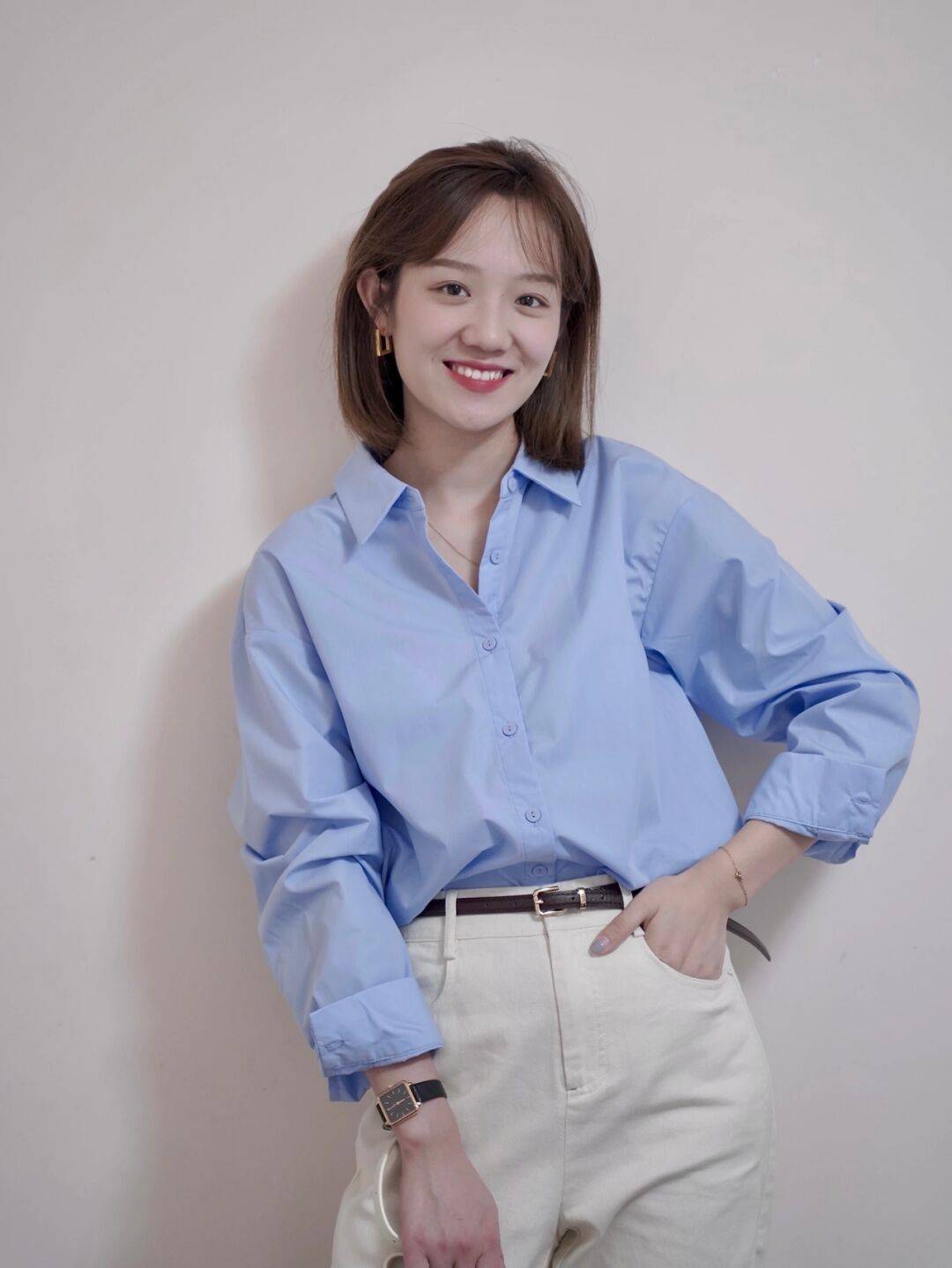 原创你会衬衫搭配牛仔裤穿吗?浅蓝色衬衫和白色牛仔裤,碰撞出新时尚