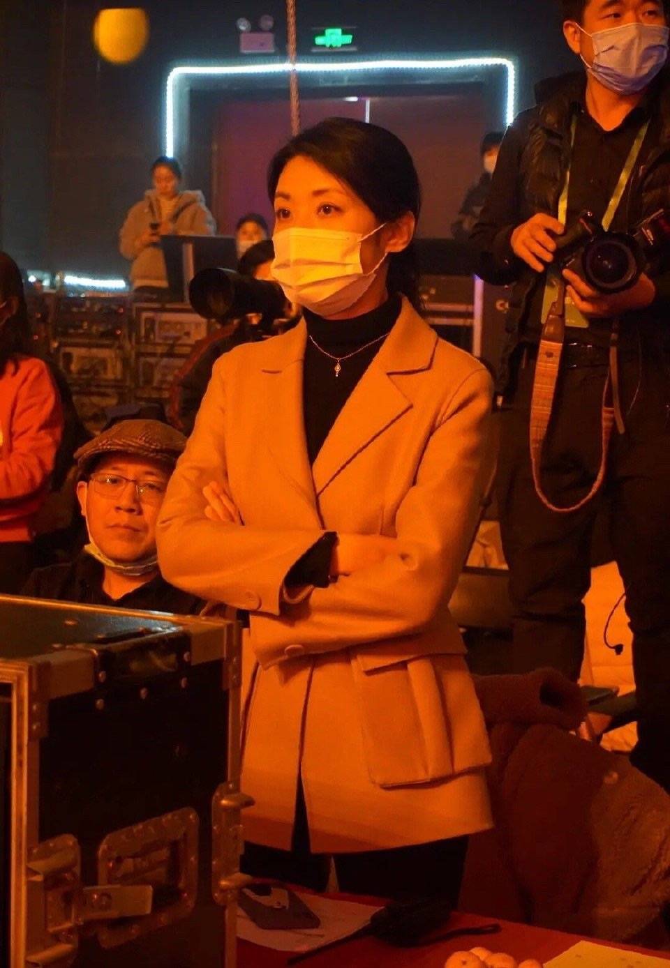 一身 周涛在台下候场被拍，不修图不打光也普通，毕竟52岁也有老态了！