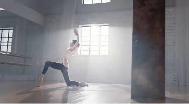 身姿 孙俪靠实力拿下顶奢代言！穿紧身裤轻松秀一字马，身姿轻盈哪像38