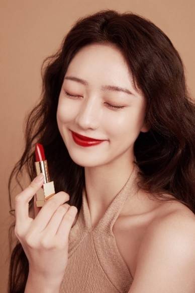 品牌GLOSSIP彩妆掀起新风潮，T台热吻妆火出圈
