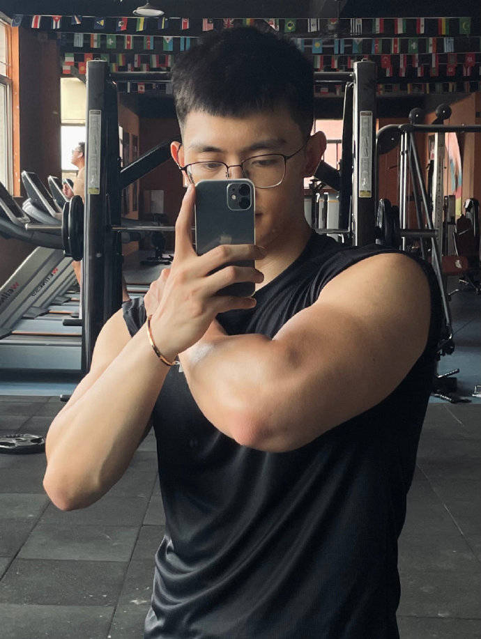 178cm眼镜小哥,每次进健身房都练到炸裂,胸肌明显手臂健壮!