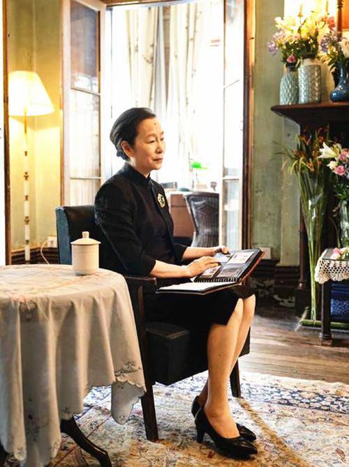 曾获 65岁的奚美娟好优雅，穿黑色长裙风度不减，曾获演艺奖"大满贯"