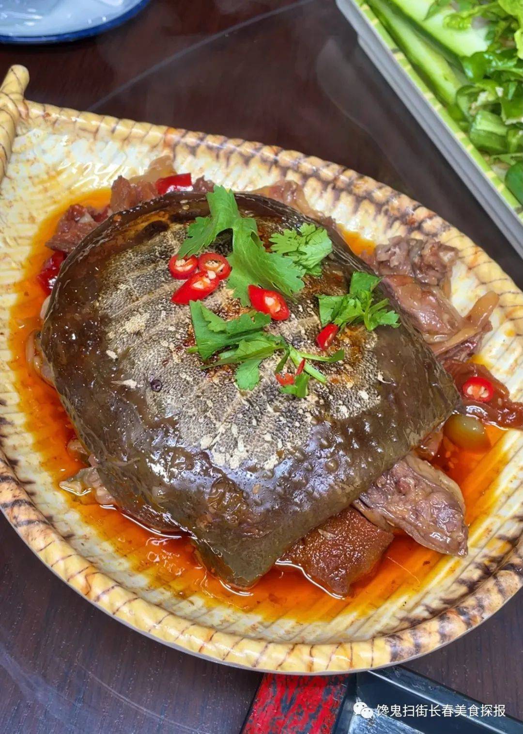 土窑大公鸡是绝对经典,整扇的窑烤羊排撕着吃最香.