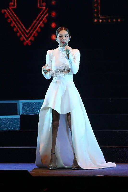 黑色 陈嘉桦“三毛刘海”挺减龄，身穿白裙凹造型，又甜又嫩宛如少女