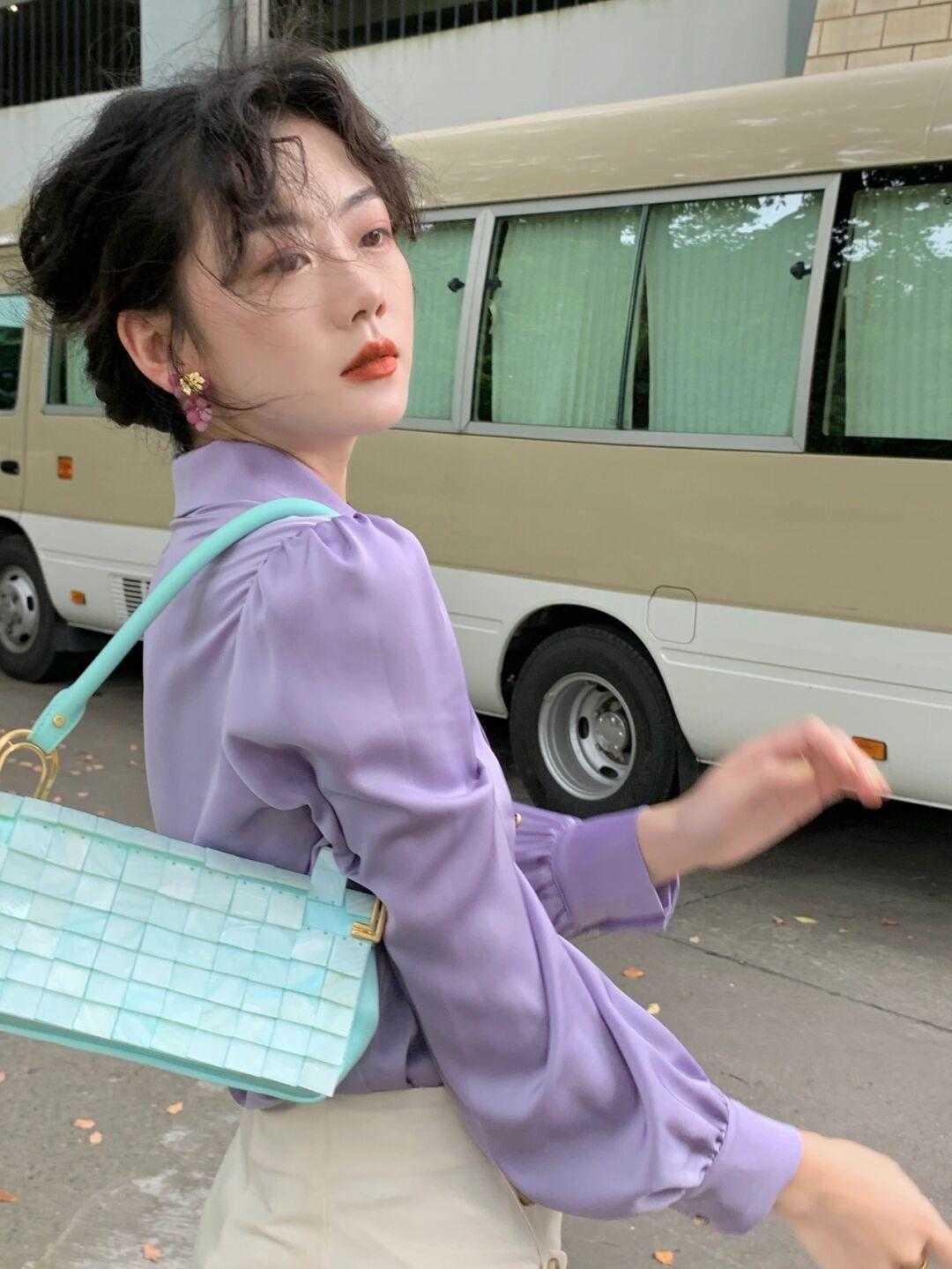 颜色 衬衫怎样搭复古又显气质？紫色衬衫搭配半身裙，时髦精致还温柔