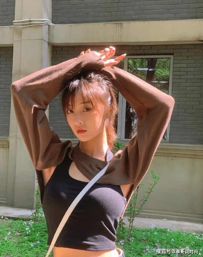 颜色 甜美动人的小姐姐,穿衣秀身材,网友:恋爱了