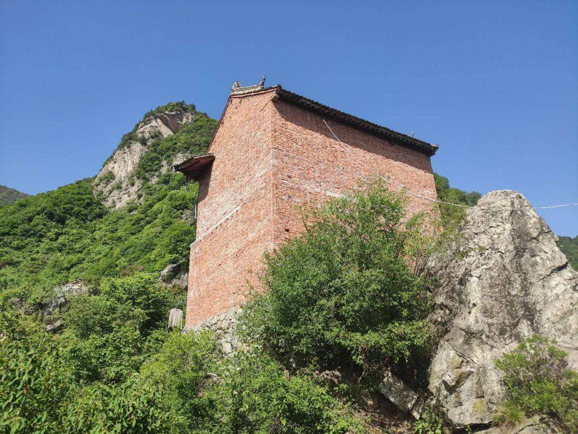 挑战秦岭太兴山，体验跨过天梯进入天宫的感觉，山顶1吨重铁庙至今是谜